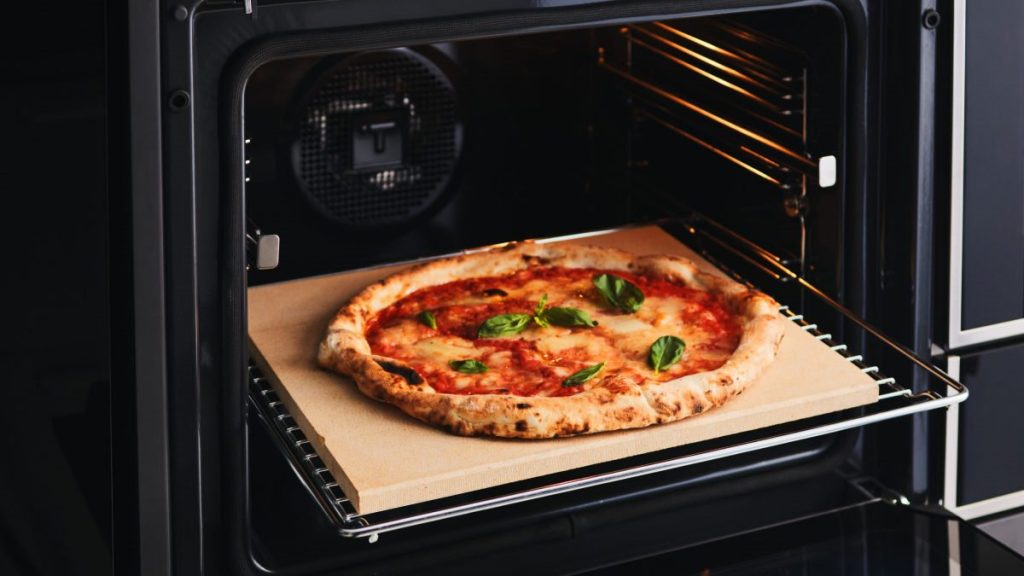 Bật mí cách nướng pizza đông lạnh bằng lò vi sóng đơn giản trong 5 phút